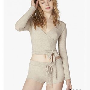 Beyond Yoga All Around Wrapped Crop S Oatmeal